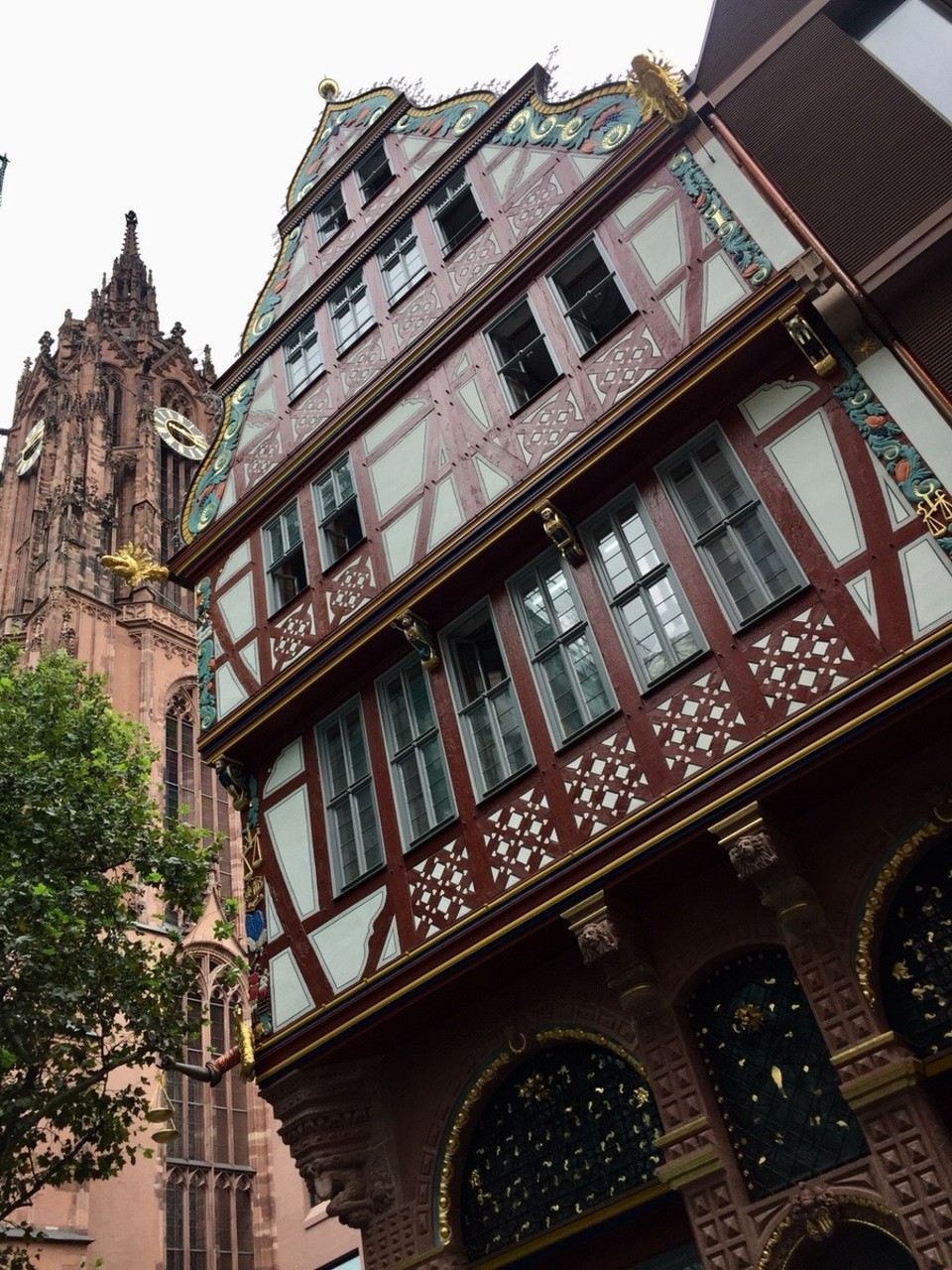 Deutschland - Frankfurt am Main - Kaiserdom St. Bartholomäus mit Goldener Waage am historischen   Krönungsweg der deutschen Kaiser, der mitten durch die Altstadt zum Römer geht.