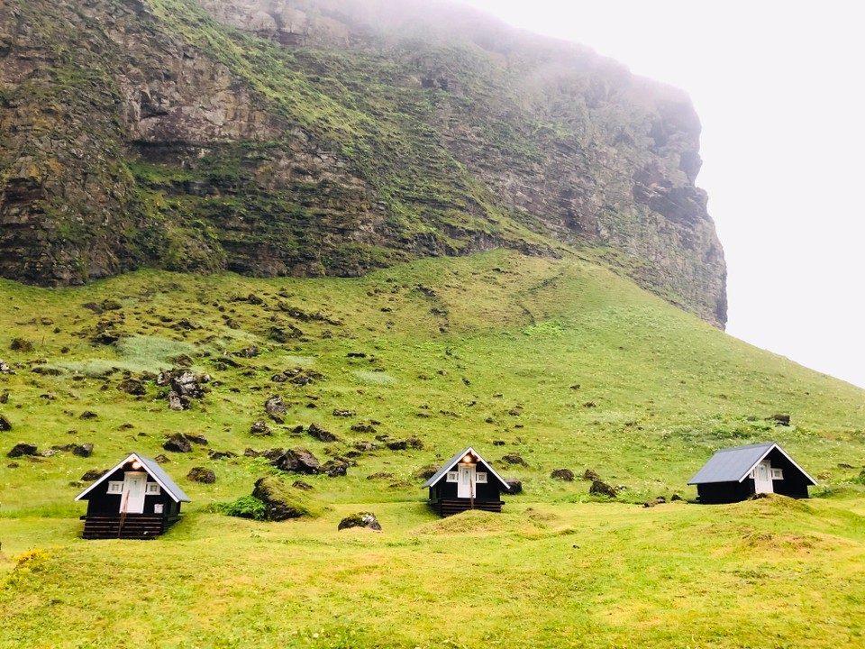 Island - Vestmannaeyjar - Das ist die zweite Art Häuschen, die hier zur Verfügung stehen. Auch toll. Und die Lage ist Hammer. Windstill und mitten in der Natur, obwohl die Westmännerinseln eher für ihre starken Wind bekannt sind…