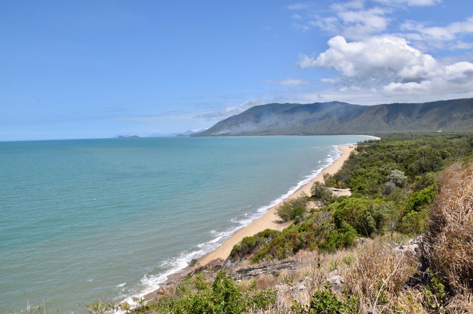 Australien - Port Douglas - Ein Blick vom Küsten Highway auf den endlosen Strand.