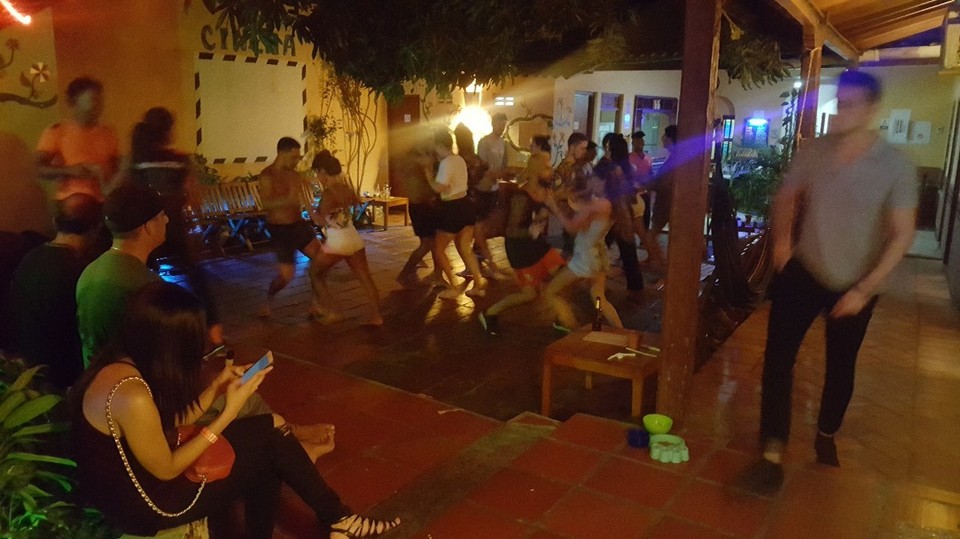 Kolumbien - Cartagena - Die Ankunft in Cartagena war geprägt von einer kurzen salsa session im Hostel. Coole Stimmung und ein  lagner Abend war also noch angesagt. Die Anreise von Santa Marta war im Vergleich zu den vorangegangenen Busfahrten ganz angenehm. 