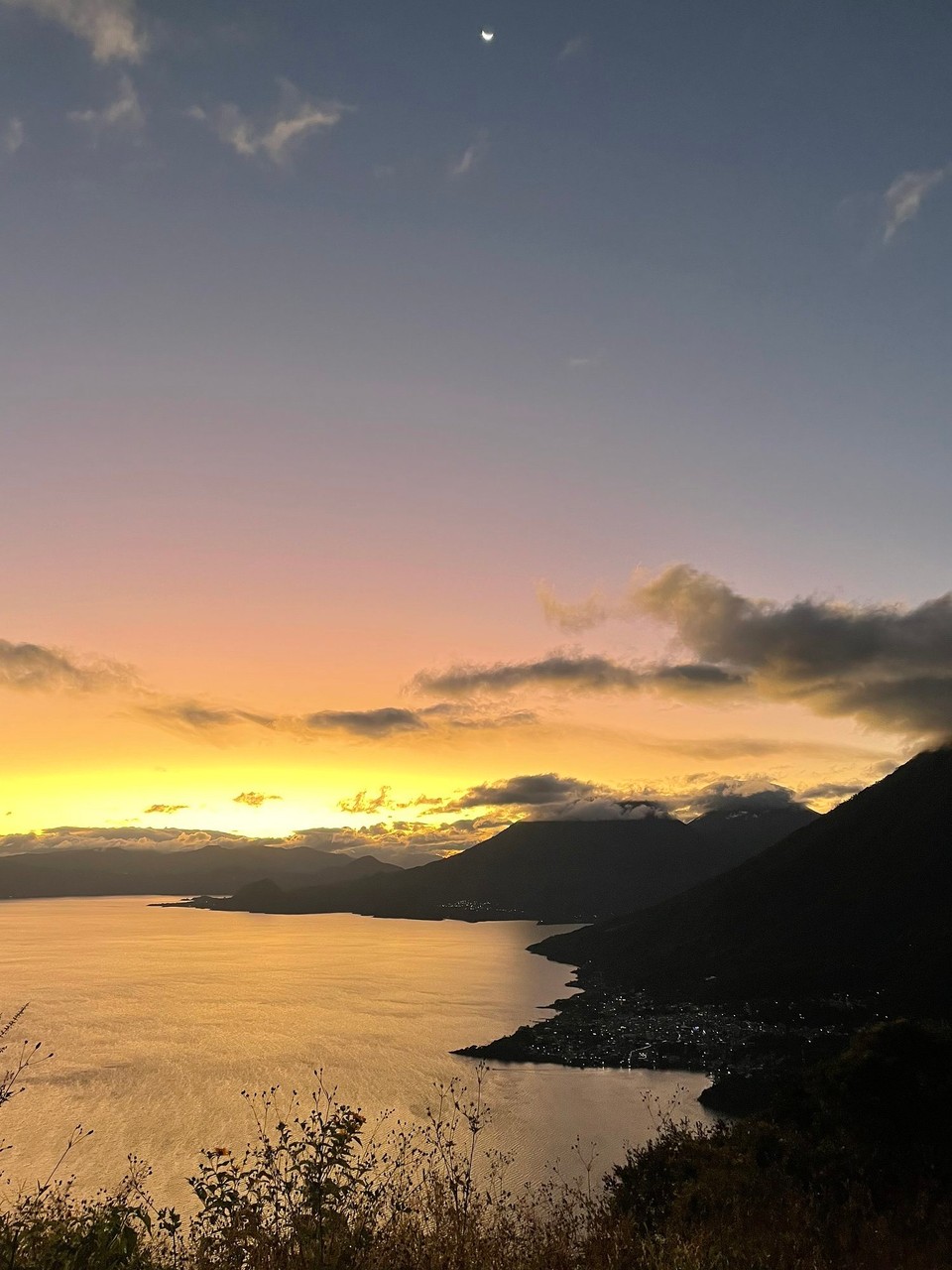 Guatemala - San Pedro La Laguna - Sonnenaufgang über Lake Atitlan 🌄 