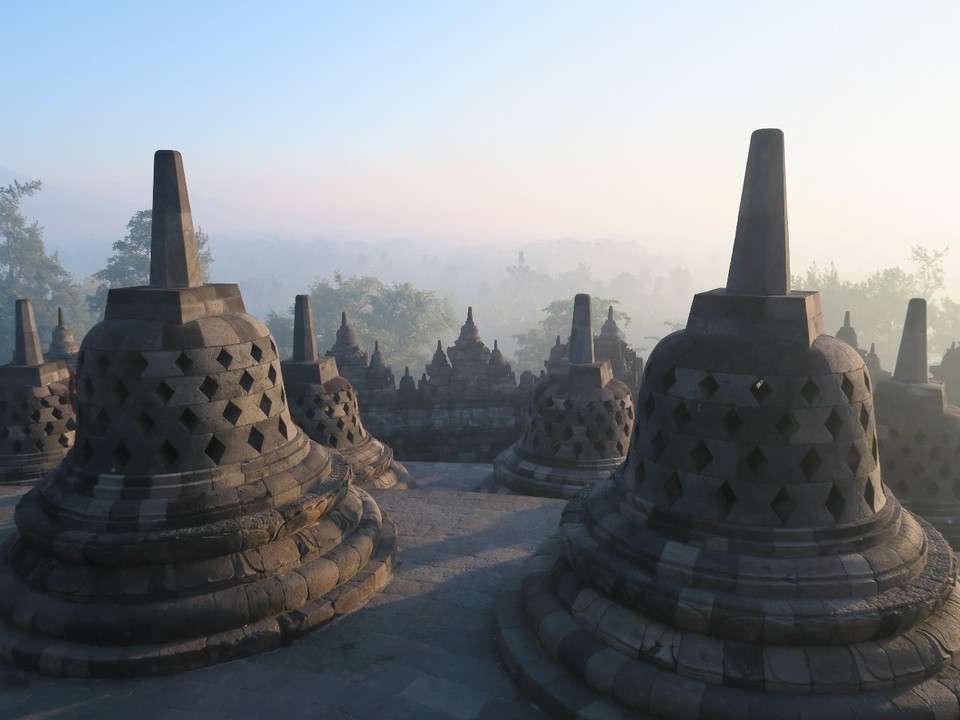 Indonesia - unbekannt - 3 terrasses circulaires surmontees de 72 stupas