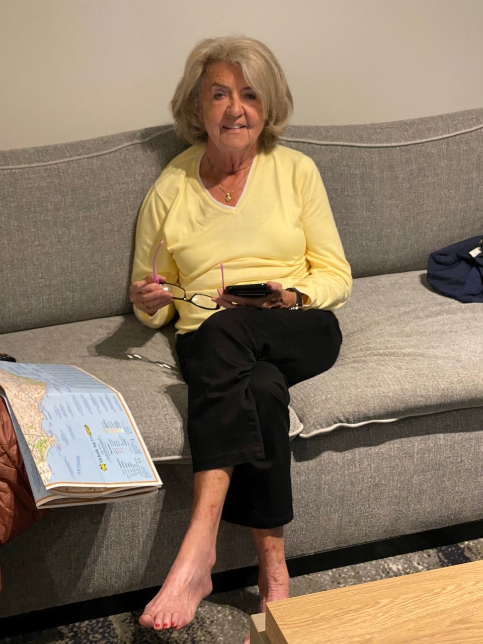 Australien - Melbourne - Marlyse studiert vor dem Morgenessen den Stadtplan von Melbourne. Es regnet und ist kalt, 16 Grad ! Heute heisst es warm anziehen.