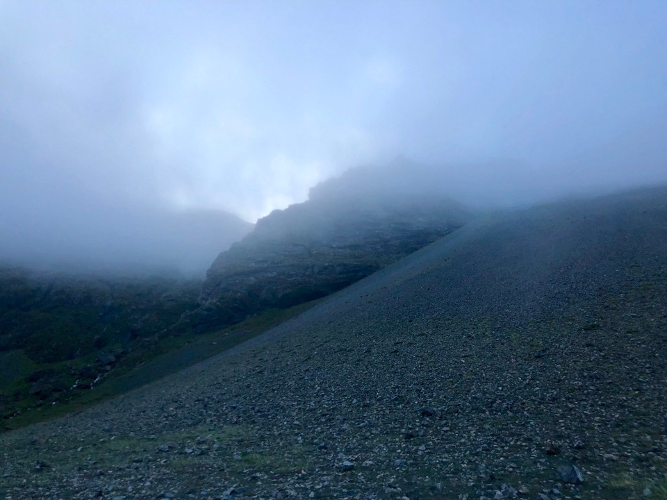 Island - Sveitarfélagið Hornafjörður - Wir fahren nun seit 45 Minuten komplett durch die Wolken. Ich spähe hinaus, weil ich nur weiss, hier irgendwo muss nun das Eystrahorn kommen und plötzlich bricht die Sonne durch die Wolkendecke hindurch. Wunderschön, aber leider nicht das Eystrahorn...