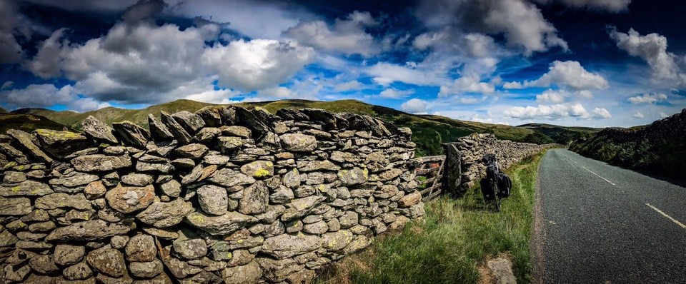 United Kingdom - Penrith - Ein markanter Aspekt der gesamten Landschaft sind die mörtellosen Steinmauern, die die Weideflächen trennen.
Ich möchte die nicht gebaut haben müssen.