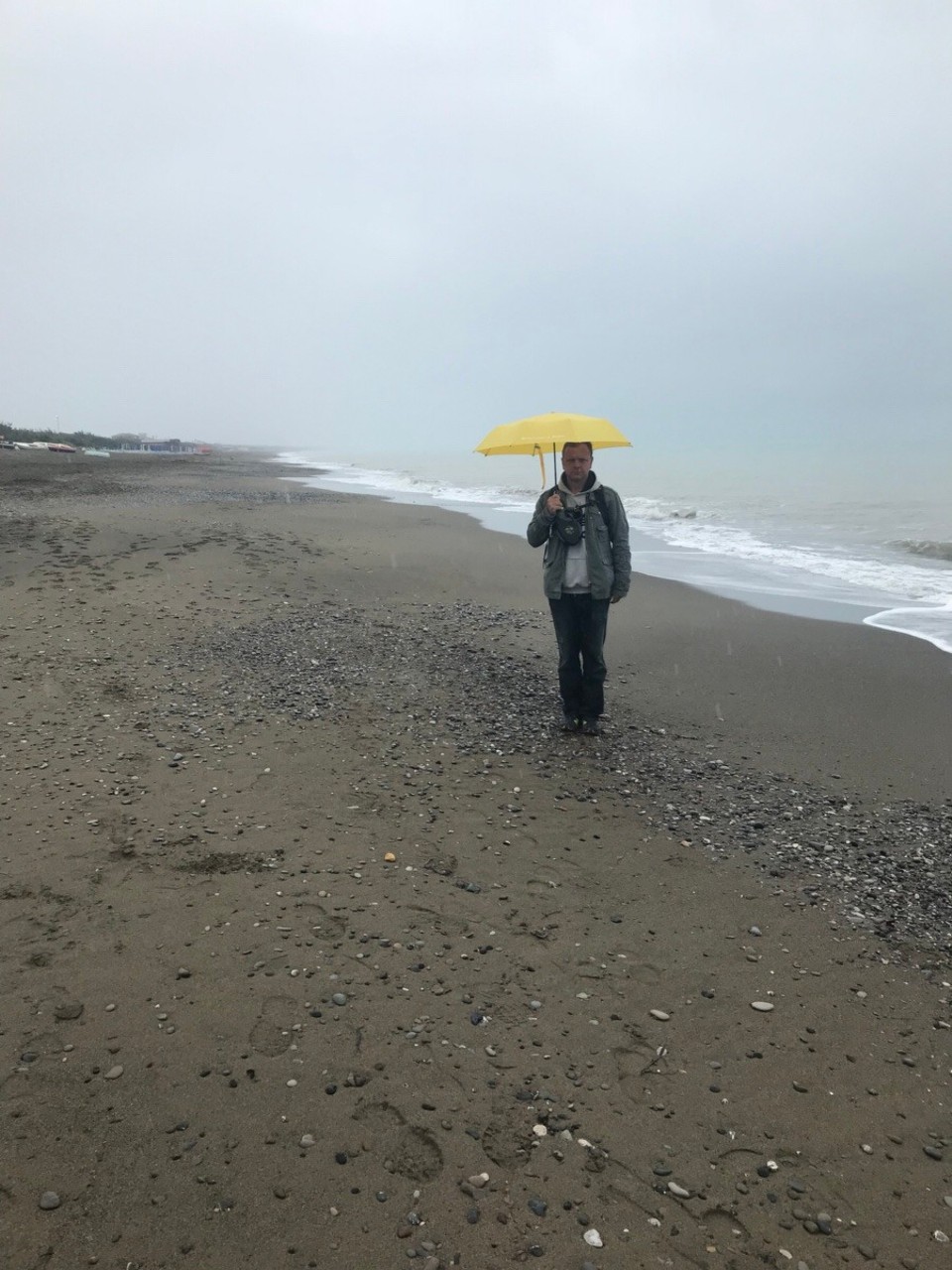 Italien - Bibbona - …da ist man mal wieder am Meer und dann ein gelber Regenschirm. Welch ein Kontrast