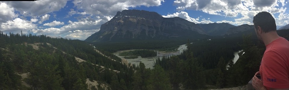 Canada - Banff - Het doel van de wandeling. De Hoodoos (die vreemde groep puntige, beige rotsen daar links van het midden...) 