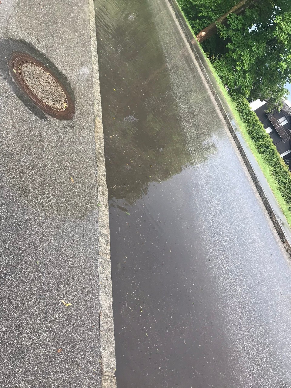 Deutschland - Murnau am Staffelsee - Kein Fluss sondern eine Straßenüberschwemmung