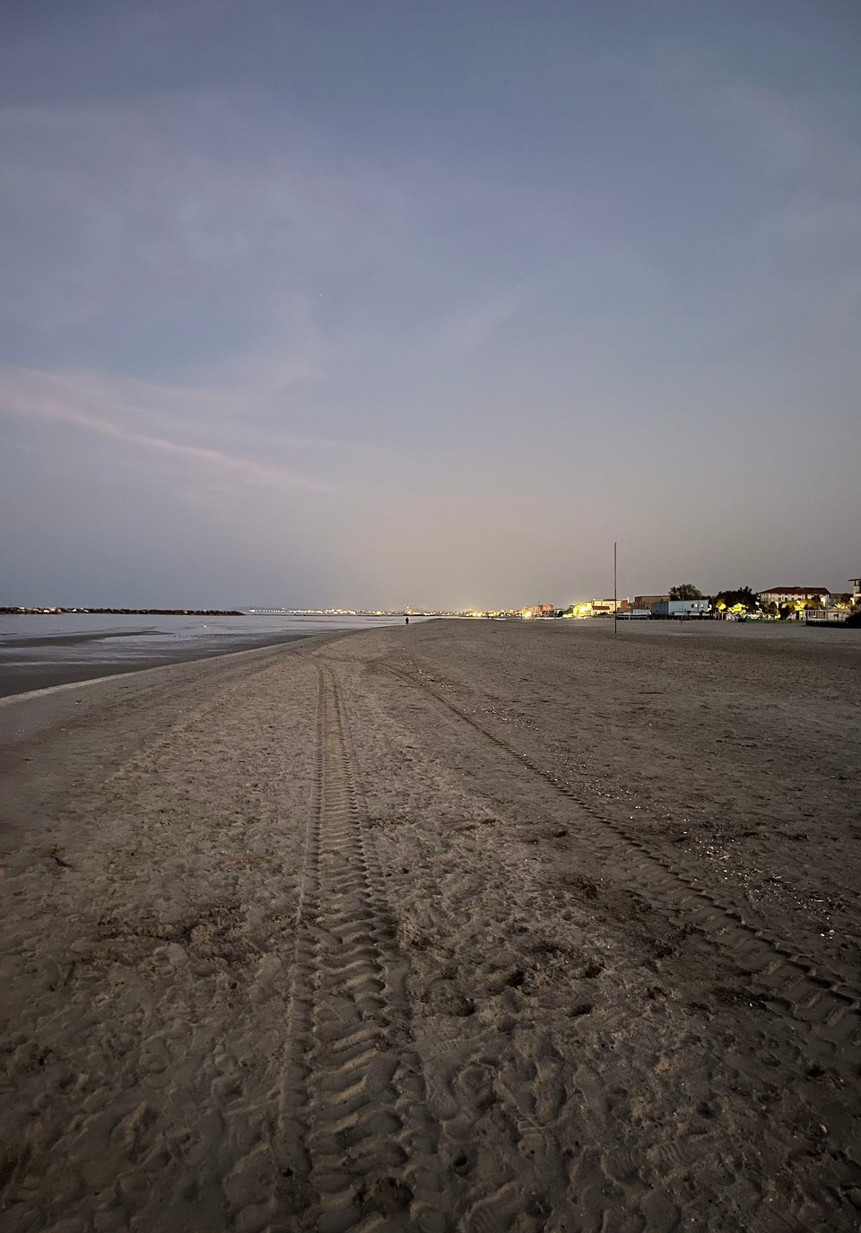 Italien - Bellaria-Igea Marina - Der Strand ist am früheren Abend fast menschenleer
