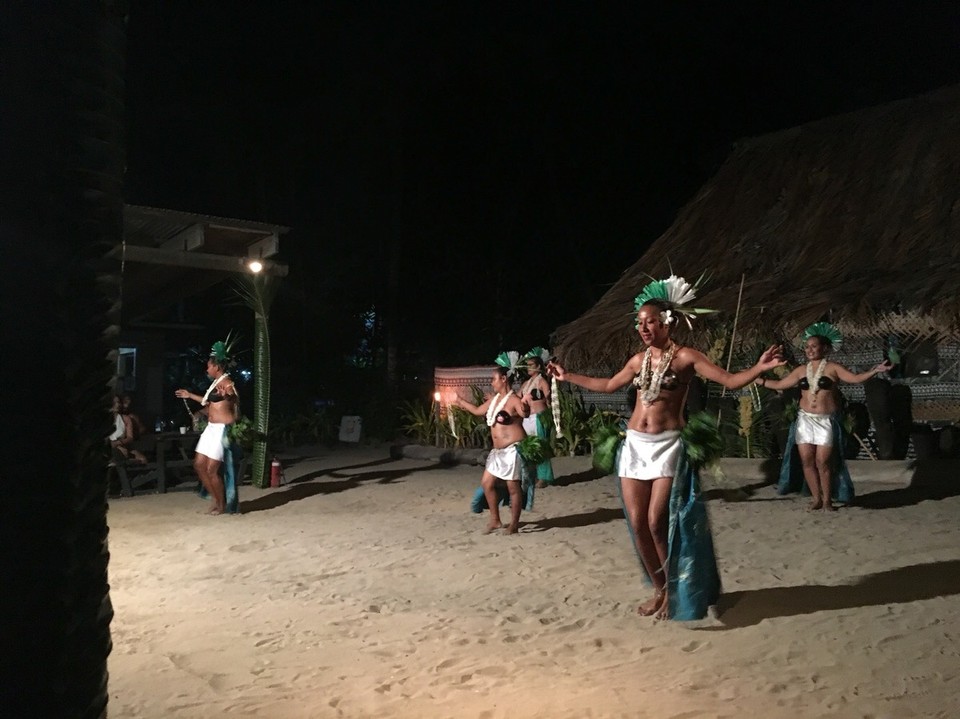 Fiji -  - Die Damen zeigen und wie auf den Fijis getanzt wird