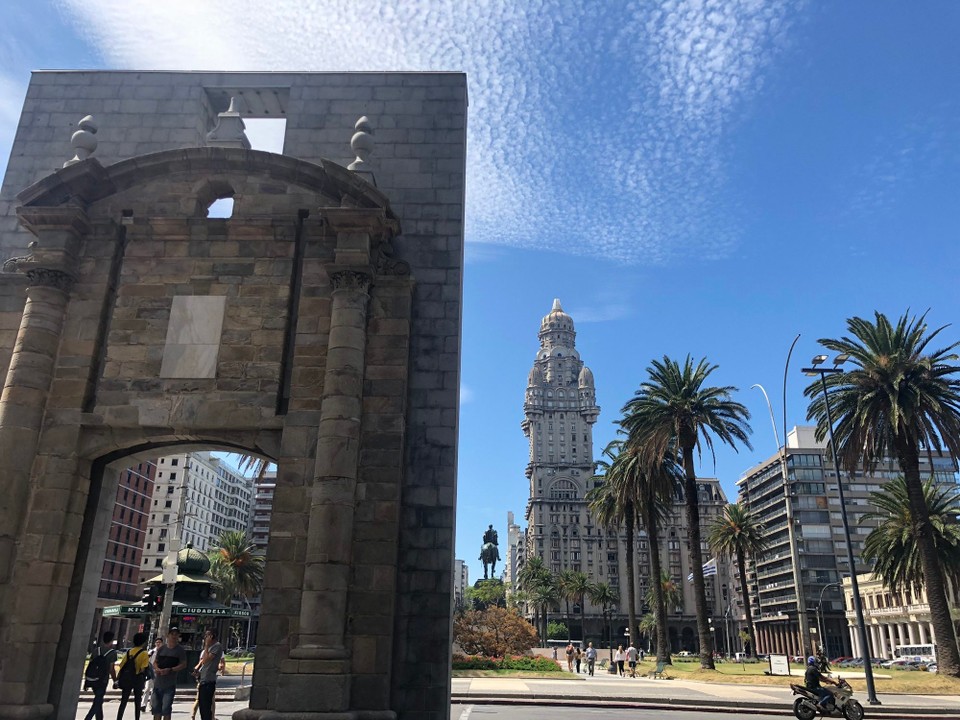 Uruguay - Montevideo - Plaza Independencia