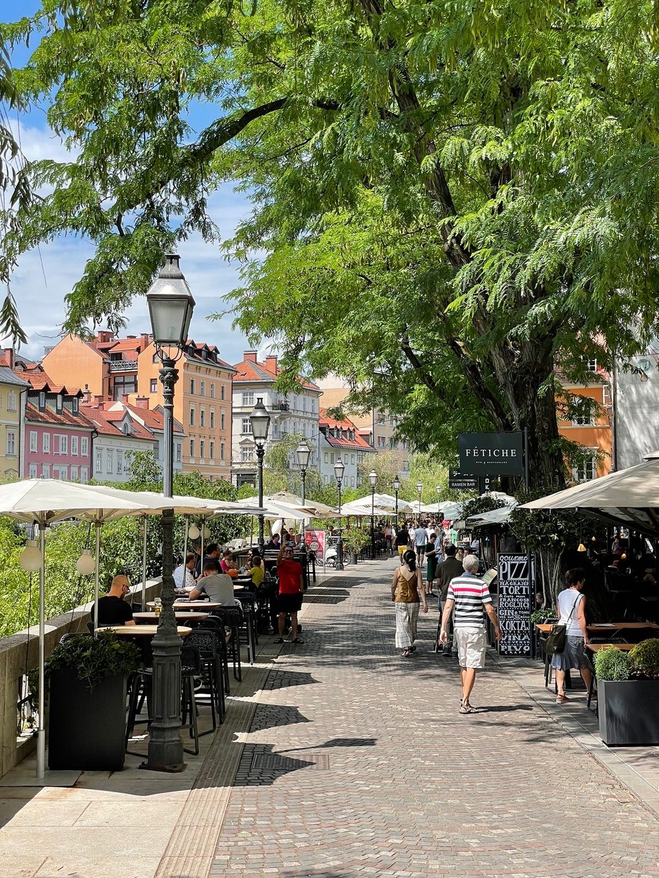Slowenien - Ljubljana - Entlang am Ufer des Flusses gibt es viele schöne Bars und Restaurants 