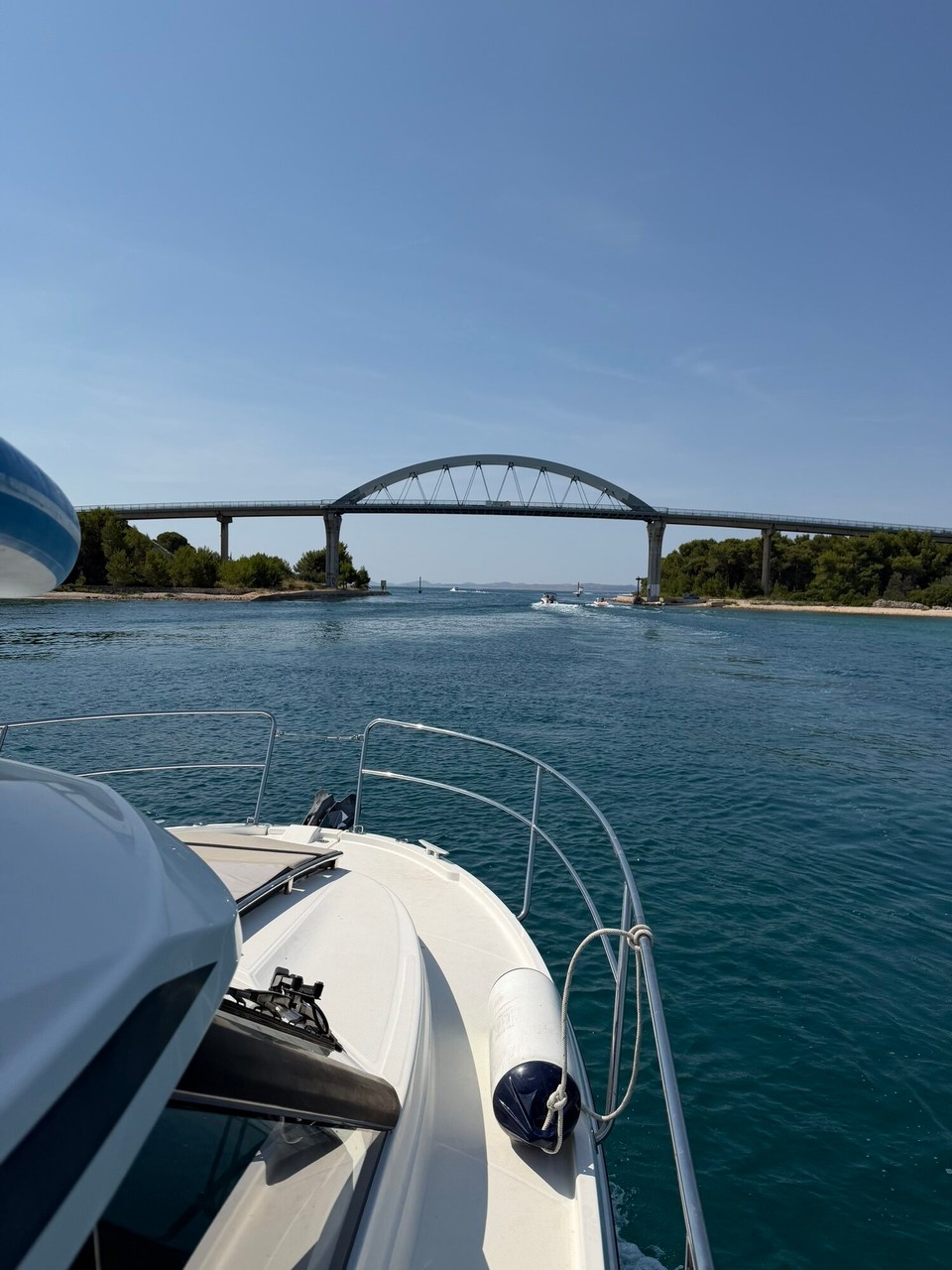 Kroatien - Kornati - Fahrt durch die Brücke 