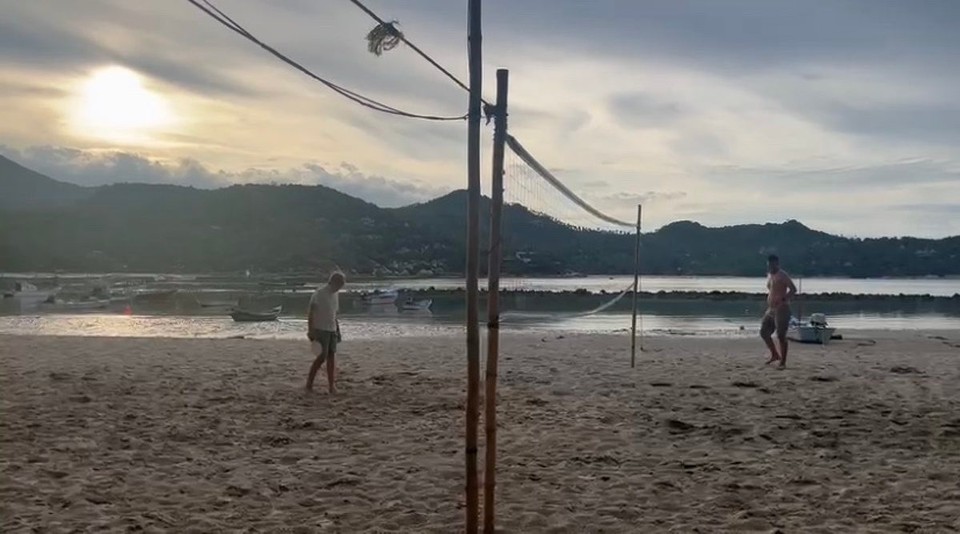 Thailand - Ko Pha-ngan - Die Jungs haben so hart gespielt, dass beide klatschnass waren. 