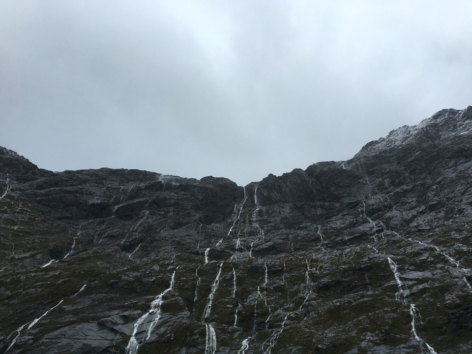 New Zealand - Milford Sound - Und dazwischen wieder die Wasserfälle - so genial