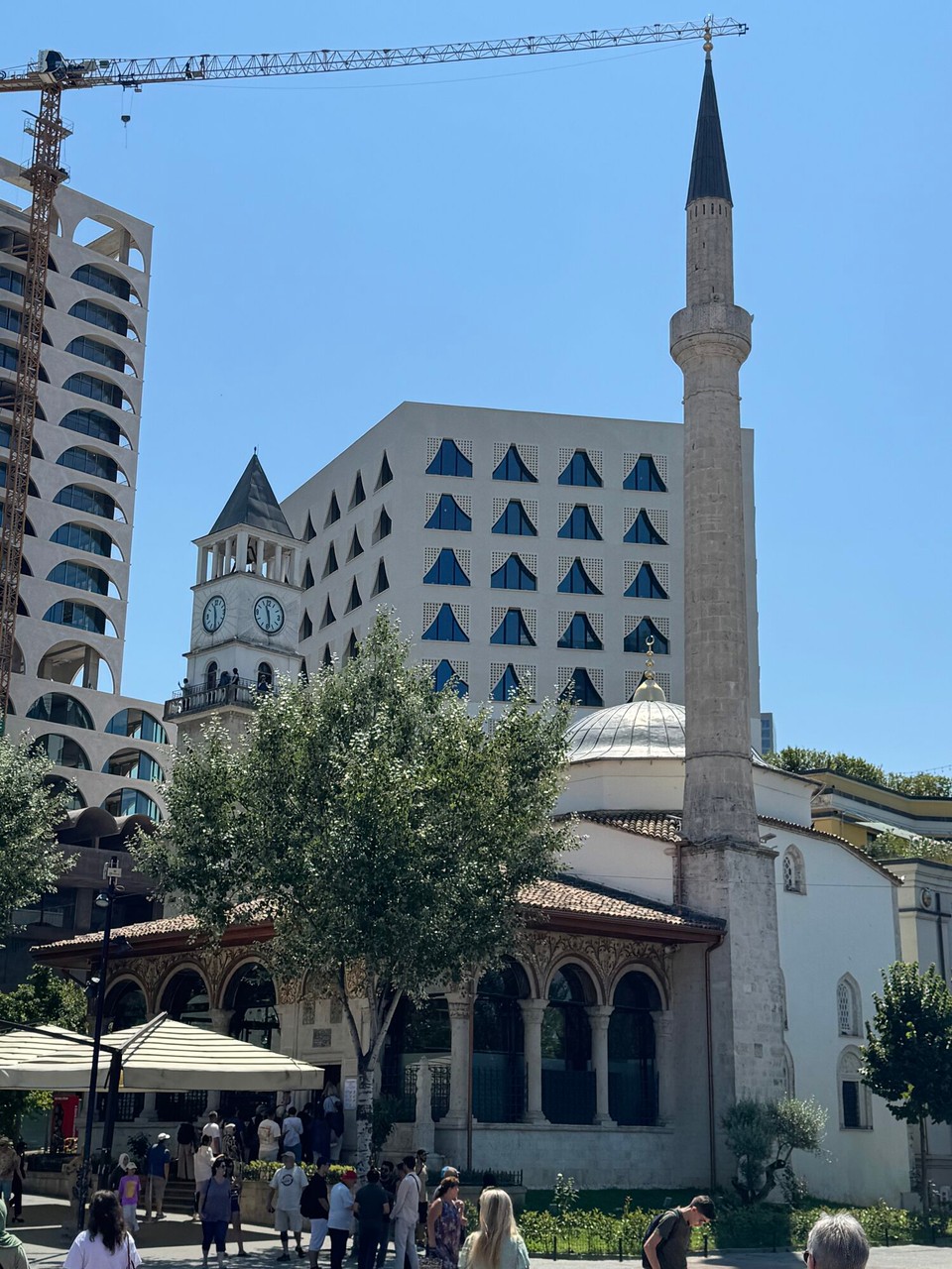 Albanien - Tirana - Die Et'hem-Bey-Moschee wurde 1794 erbaut. Ein schönes Beispiel osmanischer Architektur mit aufwendigen Fresken. Dass die Moschee heute noch existiert, hat sie dem Denkmalschutz zu verdanken, viele andere Moscheen und Kirchen fielen den Kommunisten zum Opfer.