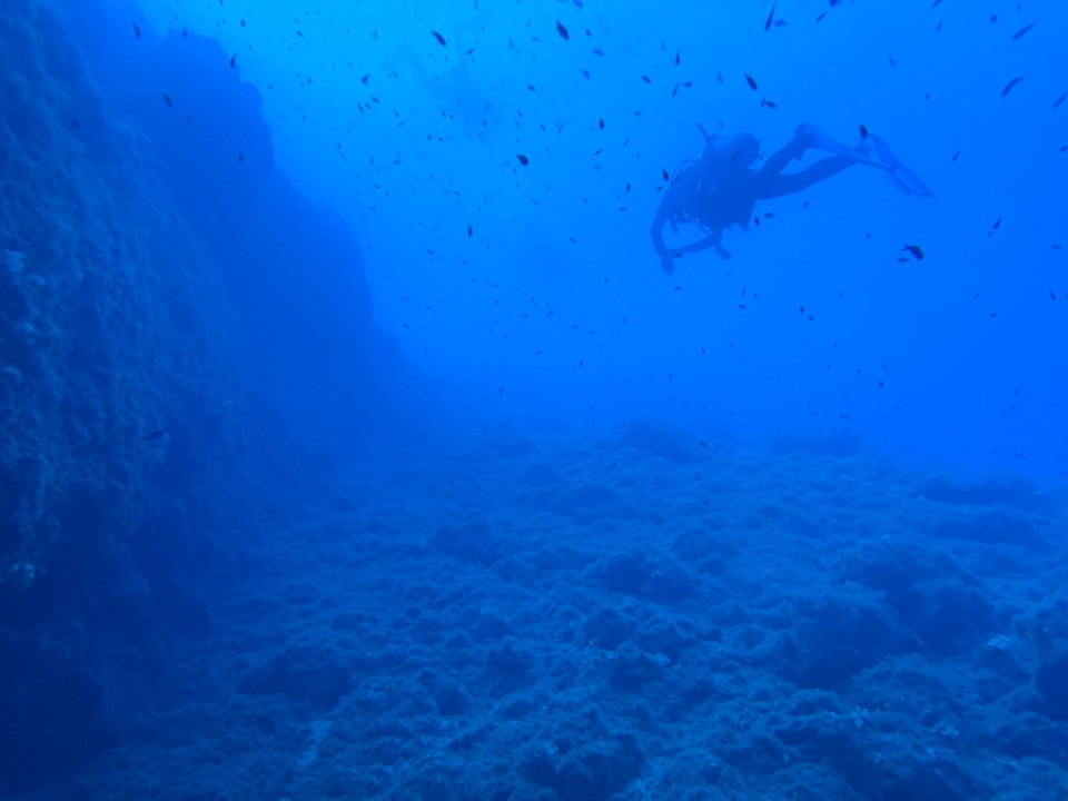 Italien - Porto Azzurro - Am Fuße der Steilwand