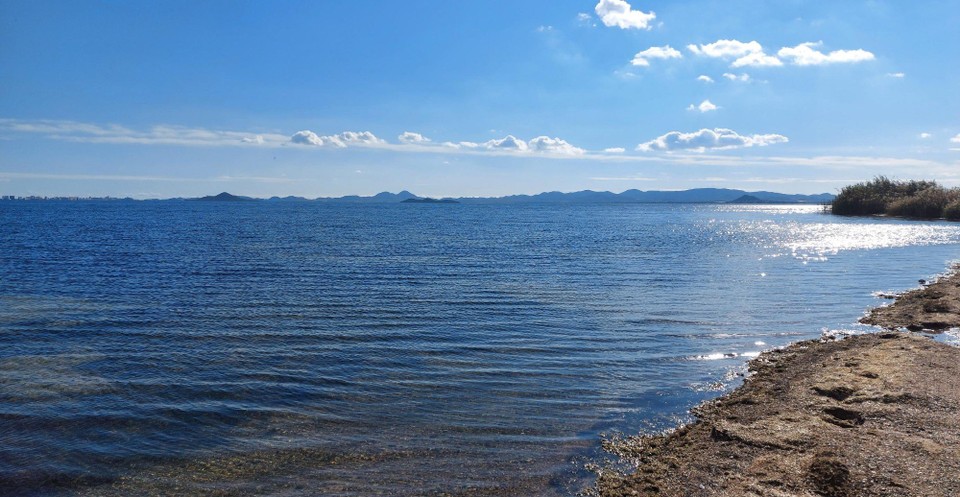 Spanien - Cartagena - Durch die Trennung vom offene Meer ist das "Mar Menor" relativ flach, natürlich wärmer und ein gutes "SUP-Gebiet". Man hat eine wunderbares Panorama. Berge auf der eine Seite und die Stadt auf der Landzunge auf der anderen Seite.