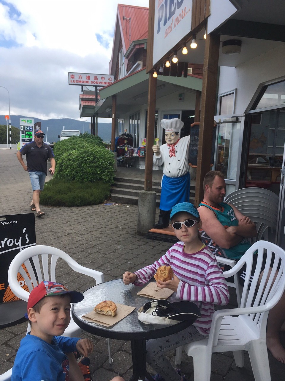 Neuseeland - Te Anau - Zum Zmittag gibt es feine Pies bei „Miles pies and more“.