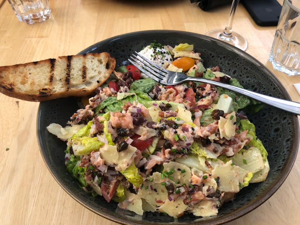 Neuseeland - Motueka - Ceaser Salad mit Lachs aus dem Smoker. 
