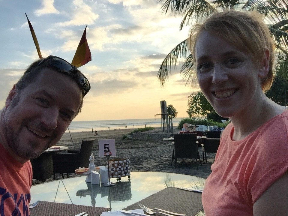 Indonesia - Gangga hotel - Avondeten op het strand met de zonsondergang achter een palmboom. Poe, hoe moeten we hier nou nog overheen :-)