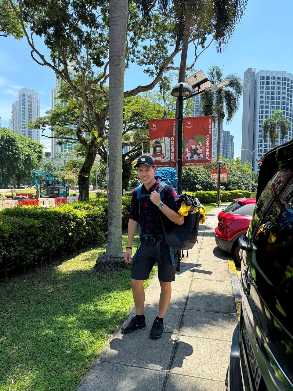 Singapur - Singapur - Vum eher sehr chüala Flüger stigemer öpa fürna Stund in Zug um. Ar Endstation achu, vergömer schier. Bi 30°C laufemer mit Sack und Pack los.... 