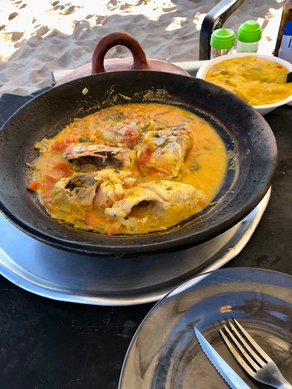 Brasilien - Salvador - Die erste Muqueca in unserem Urlaub mit Blick aufs Treiben am Strand