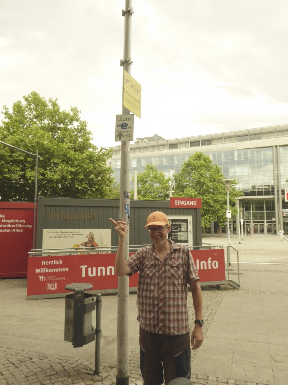 Deutschland - Magdeburg - Viel zu schnell hatten wir nach 75 km den Magdeburger Hbf erreicht. Ich musste mich vom Lieblingsbruder verabschieden, der mir den wichtigen Hinweis mit auf den Weg gab, ohne Waffen weiter auf dem Elberadweg  Richtung Dresden zu fahren.