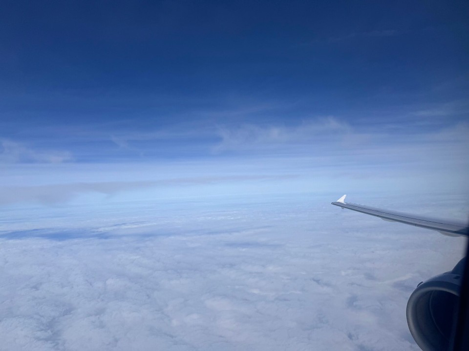 Deutschland - Hamburg - Über den Wolken scheint die Sonne, das gibt Hoffnung.