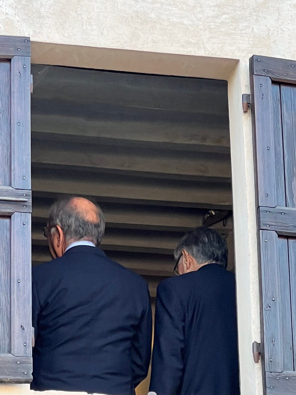 Italien - Busseto - Nur sie dürfen zu dieser Zeit, zu dieser Ehrung ins Haus. Sie sin im ehemaligen Elternschlafzimmer von Verdi. Dort wo er geboren worden sei. 27 Männer sind es und dr Pfarrer. Was genau dort „abgeht“ weiss ich nicht. Weniges dazu kann ich aber später noch erklären🤓