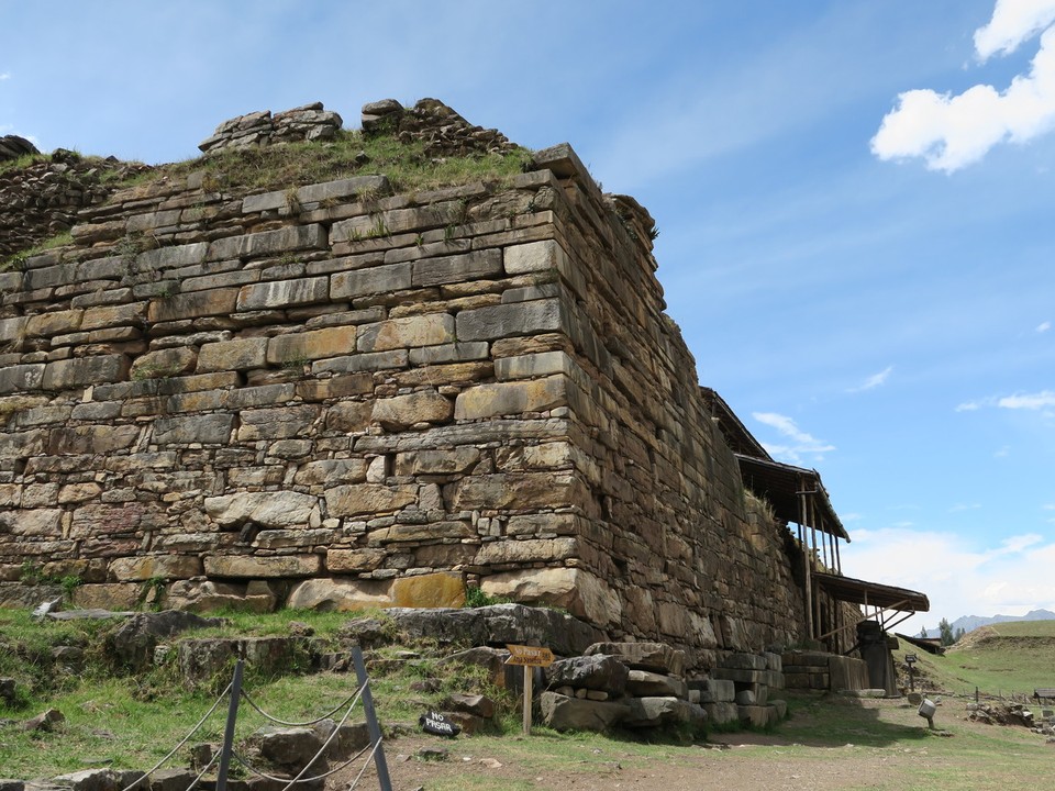 Peru - Huaraz - Les murs sont uniquement faits en pierres de diverses tailles et formes