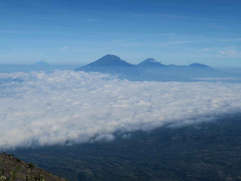 Indonesia - Mount Merapi - Vue sur quelques autres volcans de la ceinture de feu au-dessus des nuages