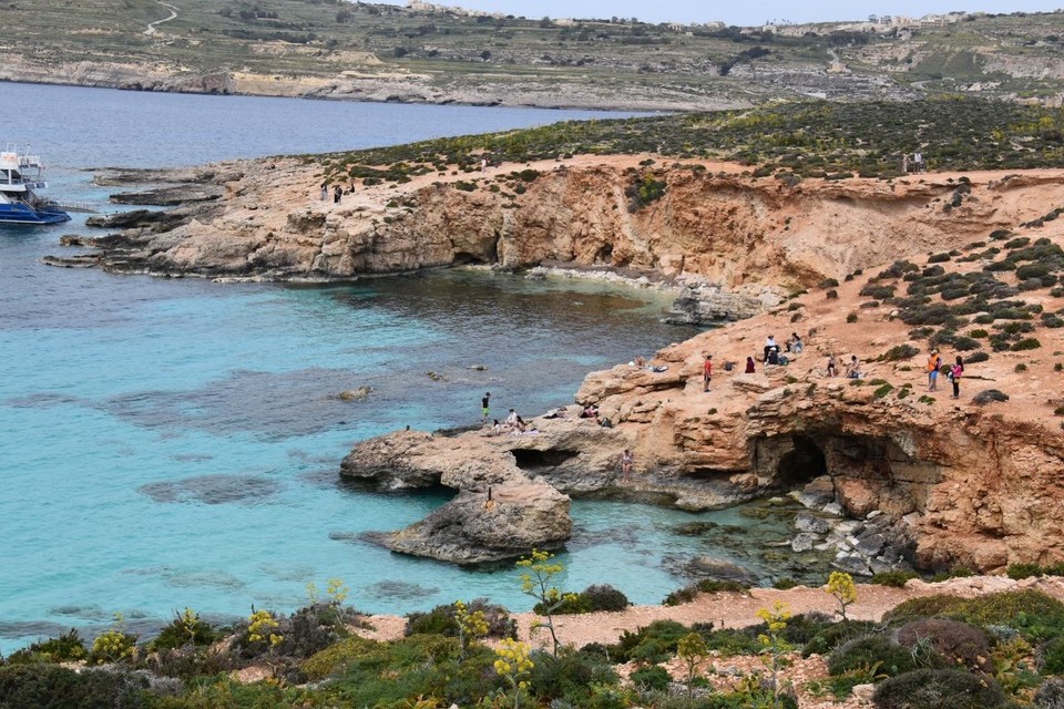 Malta - Marsaxlokk - Obwohl die Lagune zu den schönsten Tauch und Schnorchel Orten Malta’s gehört, haben wir es bei 15 Grad Wassertemperatur beim Füße baden belassen.