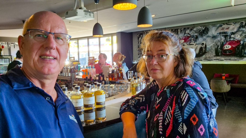 Deutschland - Stuttgart - Leider nur ein Drink an der Bar und keine Übernachtung. Aber im Mokni's ist es auch Luxus pur.