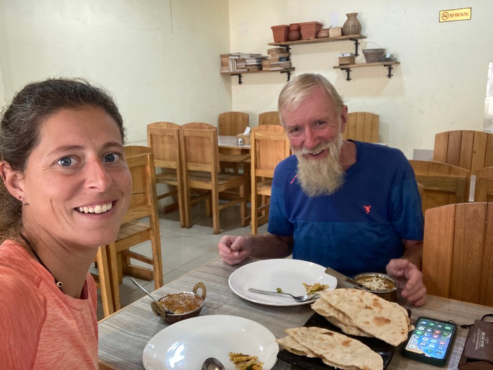 Nepal -  - Erster Tag: Mit Robert (Großbritannien) gehts zum Mittagessen, es gibt Allo Dum mit Roti