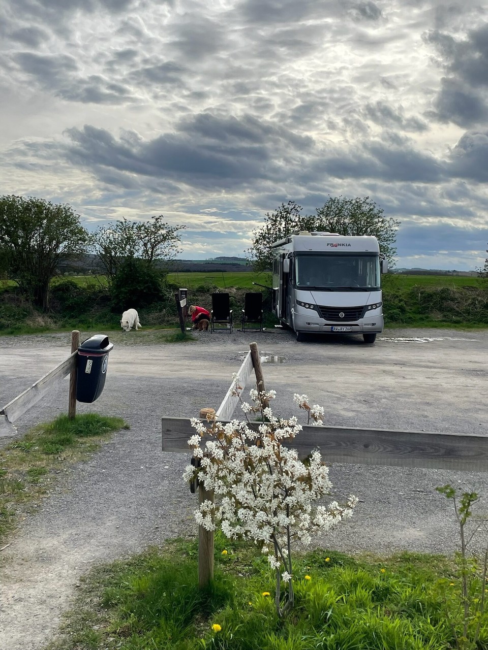 Deutschland - Mörsdorf - Unser Stellplatz war lediglich (aber das ist das Wichtigste) mit STROM! 
Warum? Die Antwort ist easy: Nespresso und Fön 🙏
