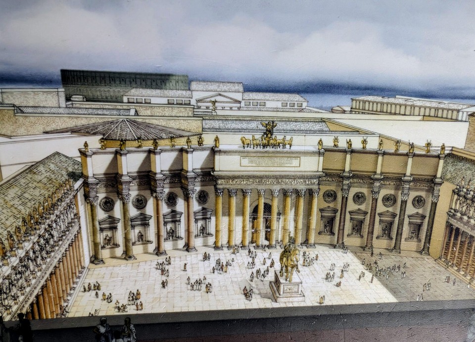 Italien - Rom - Unter den Kaiserforen ist das Trajansforum das grösste und auch das am besten erhaltene. Der Mittelteil erinnert an das Brandenburger Tor.