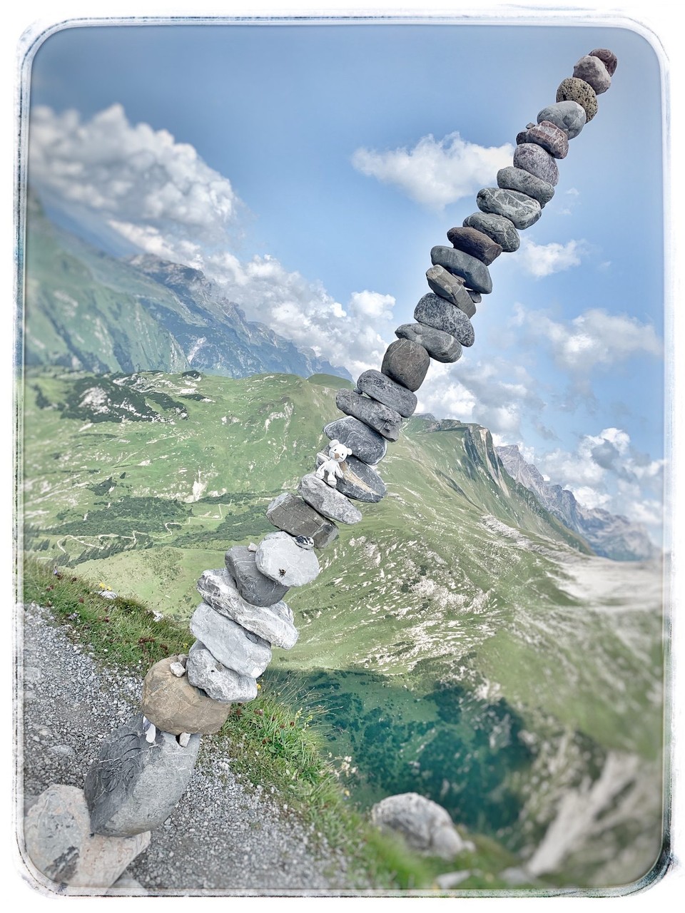 Österreich - Lech - Die Steintürme auf dem Rüfikopf… eindrucksvoll.

Und den geschliffenen Bohrkern haben wir später dann noch mit einigen Mühen bei der Künstlerin erworben. 