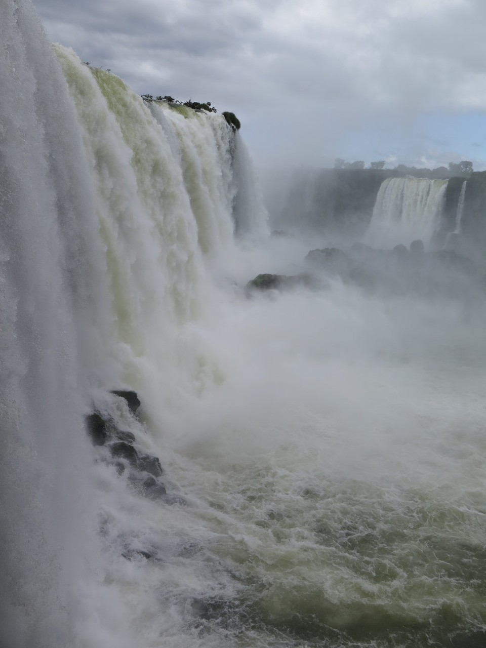 Argentina - Puerto Iguazú - Impressionnant le debit d'eau!