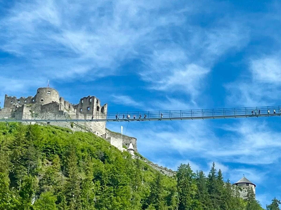 Deutschland - Füssen - Burg über der Straße mit atemberaubender Brücke als Zugang