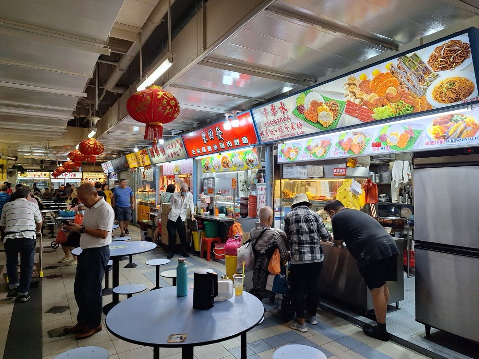 Singapur - Singapur - Überall Garküchen....sehr laut für Deutsche 