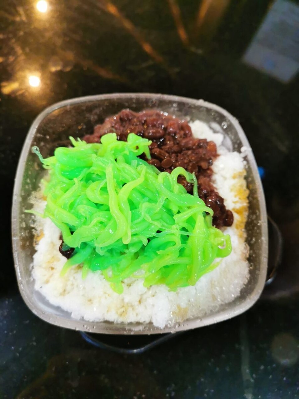 Singapur - Singapur - Usgseh tuats das für Singpur typischa Dessert namens "Chendol" nie guat, doch mer händ denkt, dassms fascht probiara muass. Es isch erstundlich guat gsi.😏 Zuatata: Crashed Ice mit Palmzuckersirup, Kokusnussmilch, Geleenudeln (Chendols) und gsüassti roti Bohna.