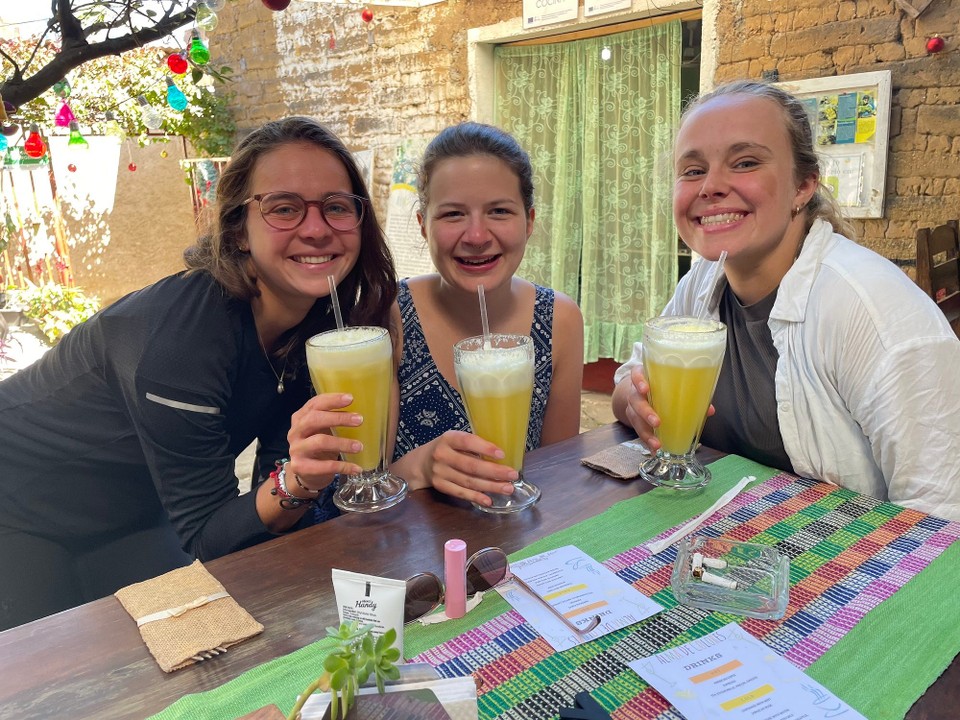 Guatemala - San Pedro La Laguna - Vor dem Mittagessen noch ein Smoothie-Stop 🍍 
