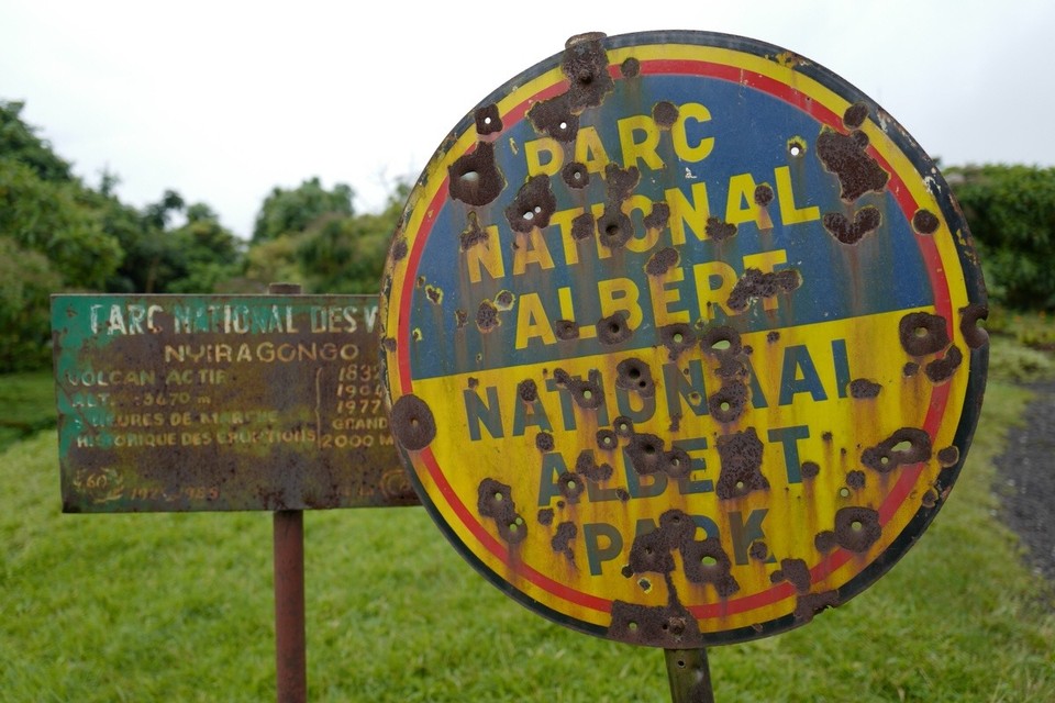 Democratic Republic of the Congo -  - Dieses Schild markiert den Eingang in den Park. Ein Gefühl von Sicherheit macht sich breit. Not.