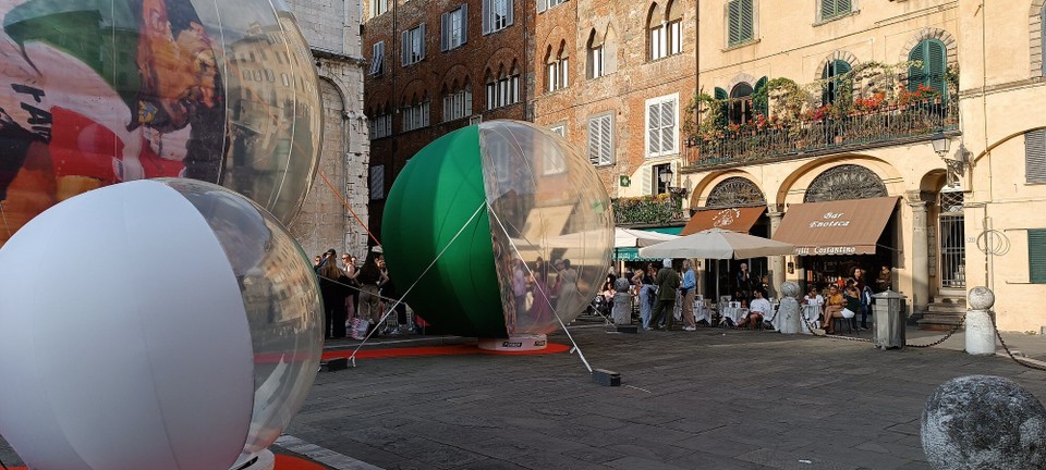 Italien - Lucca - Auf dem Marktplatz von Lucca ist immer etwas los.