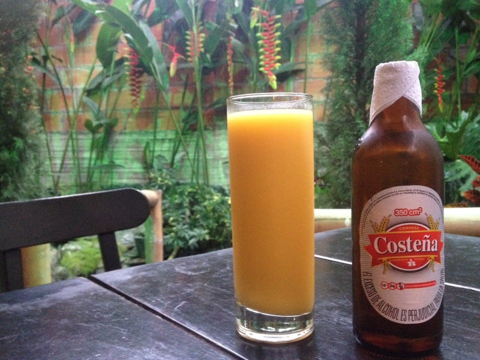  - Kolumbien, Pereira - Abends im Raíces de mi Tierra. Der obligatorische Mangosaft für Silke und das Bier für Dani.