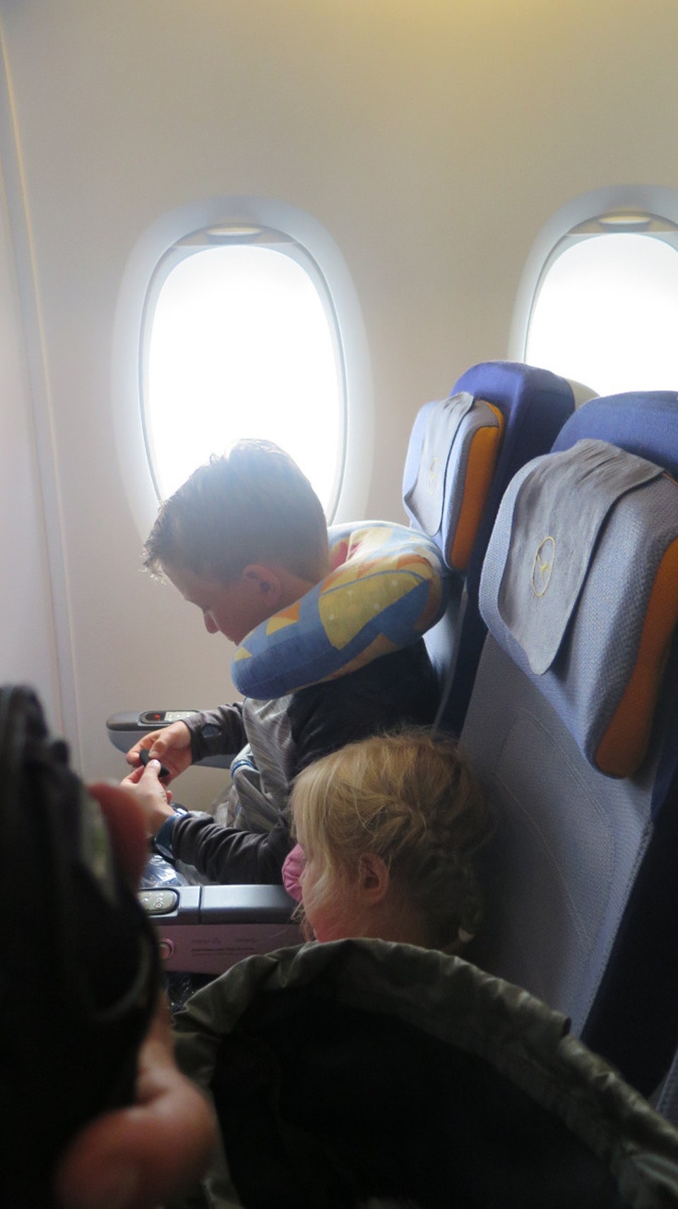 Deutschland - Bonn - Tim organisiert seine Schwester und sich
