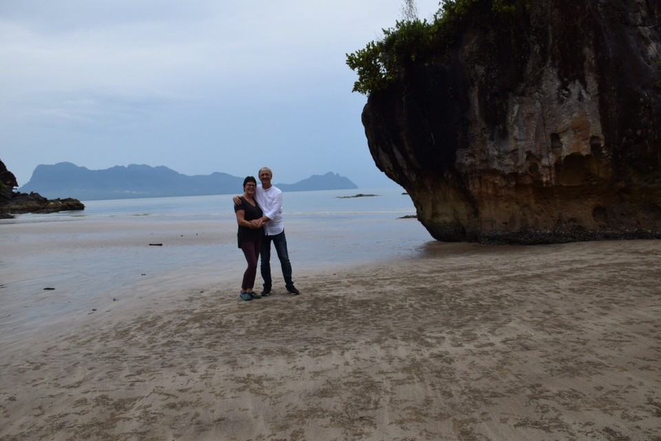 Malaysia - Kuching - Hier scheint es sicher zu sein, ein wunderschöner Ort der Natur. Beachtet den schlafenden Riesen im Hintergrund.