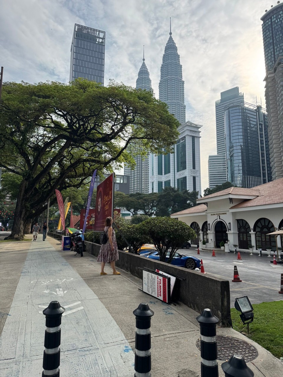 Malaysia - Kuala Lumpur - Eine Station des Hop-on Hop-off Busses liegt ganz in der Nähe unseres Hotels - wie praktisch.