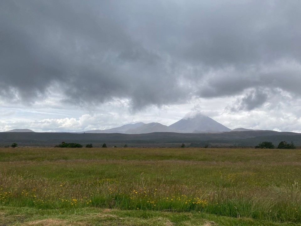 Neuseeland - Tongariro National Park - Mount Tongario und Mount Ngāuruhoe zeigen sich doch noch ein bisschen